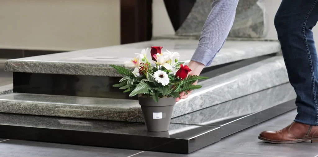 fleurs dans un vase dans un cimetiere